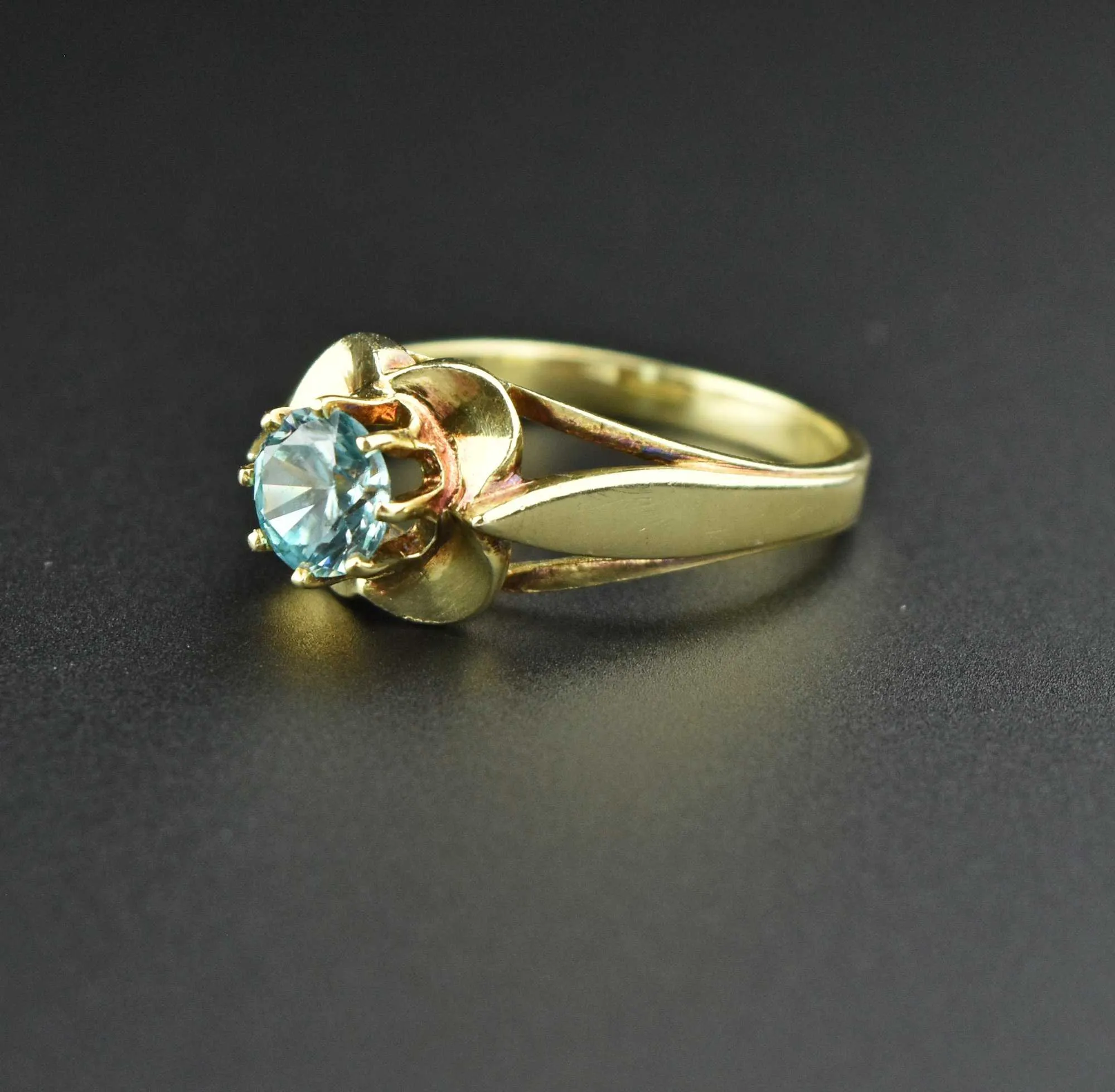 Vintage 14K Gold Buttercup Blue Zircon Ring